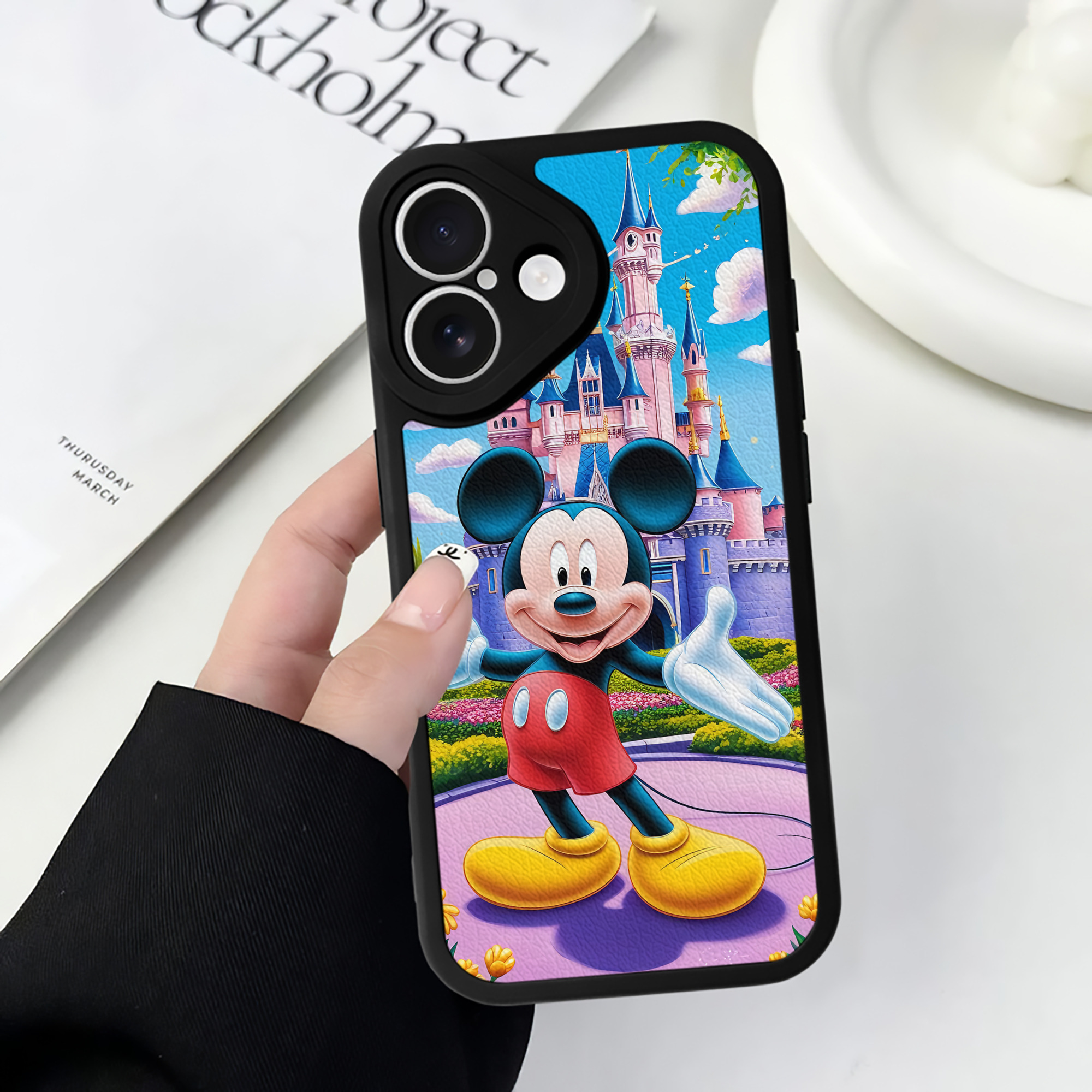 （画像用） ミッキーマウス Mickey Mouse 【iPhone 16シリーズ対応】シリコンスマホケース（レザー調） 材質：シリコン
